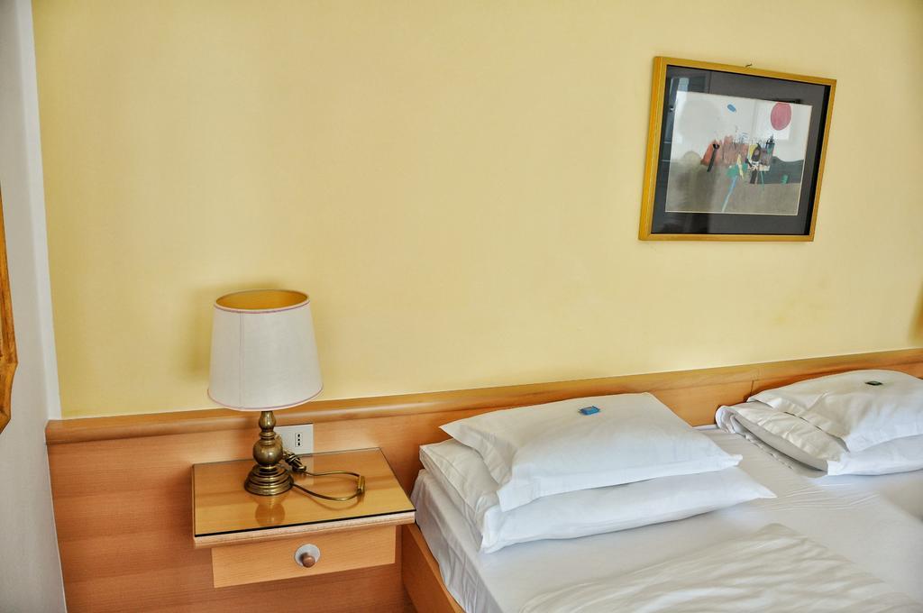 Hotel Zima Merano Rum bild
